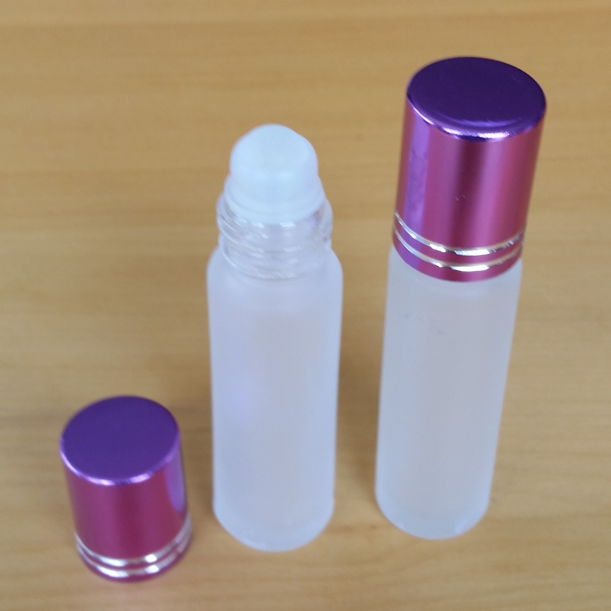 8ml Frosted Glass Roll-on Bottle with Lilac Cap